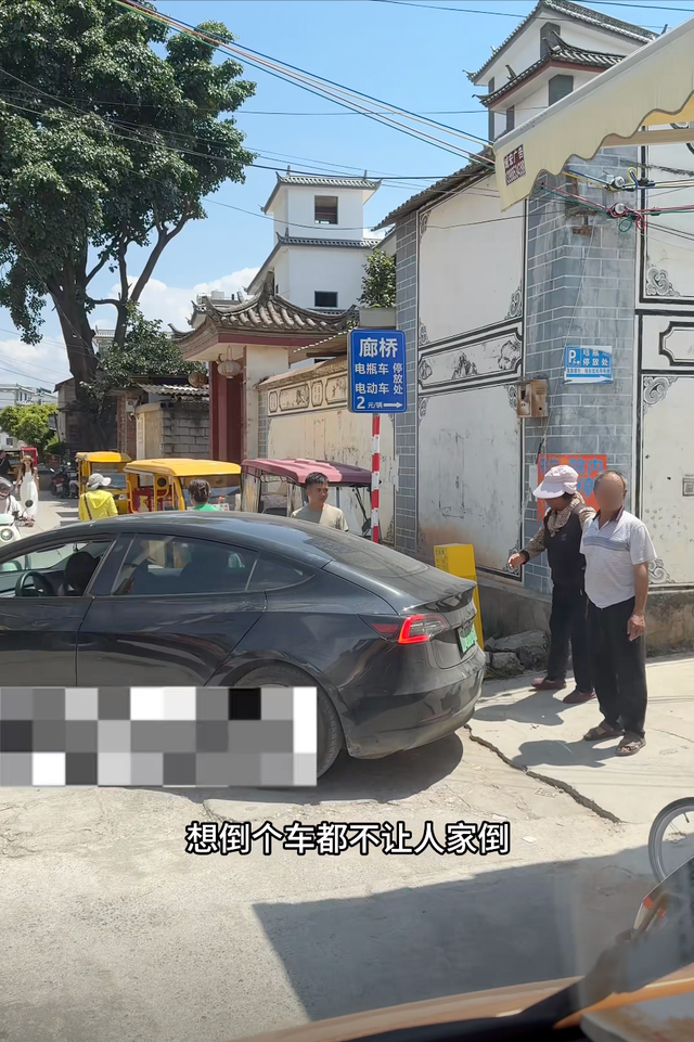 云南大理，游客倒车被村民阻拦，曝光后自称被当地村民网暴