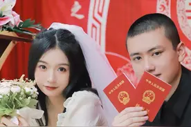 领证跟拍成不少福州新人“刚需”！部分热门摄影师需提前预约图片