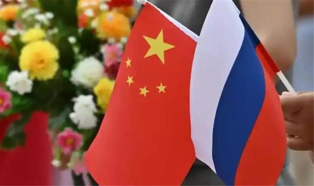 普京刚回国，中方大礼就送上门，250万吨石油加速运往中国