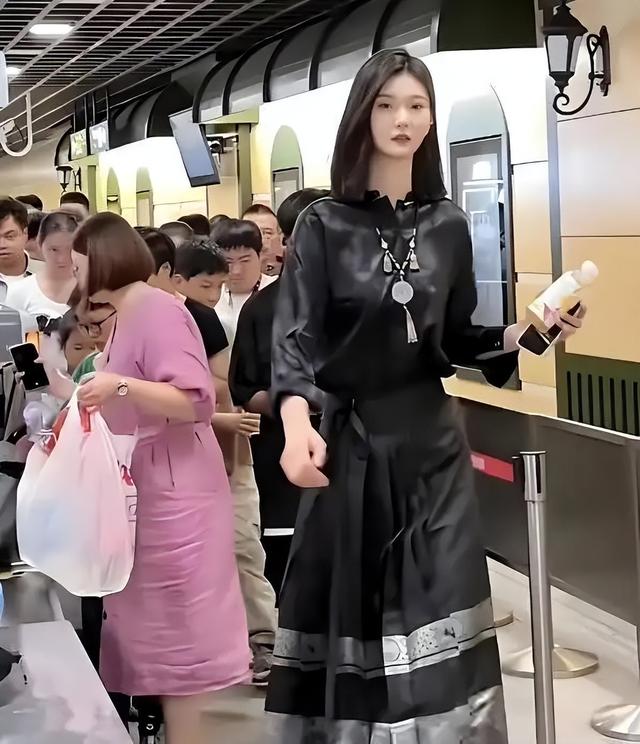 东北女孩身高2.26米，貌美如花，妈妈却天天发愁：这辈子都难嫁人