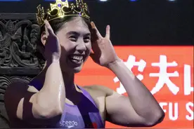 笑喷!张雨霏世界杯200蝶夺3冠王,被DJ问1万美金咋花:买很多包包!图片