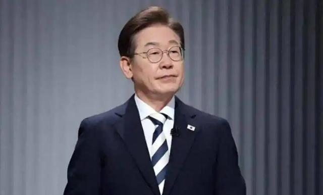 李在明拒绝出席中国阅兵，王毅外长挂断电话，送给了韩国一句话