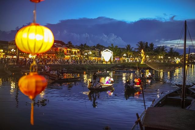 10月会安遭洪水漫城！游客水中放河灯，当地人却一脸淡定