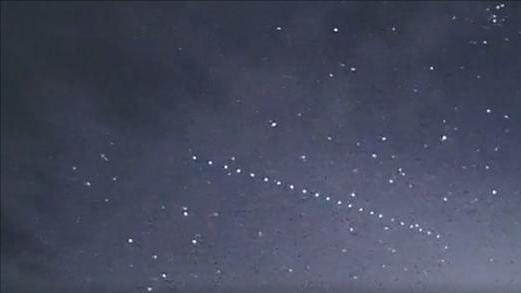 49颗星星连线飞行，美国星链卫星出奇观！和我国星网相比如何？