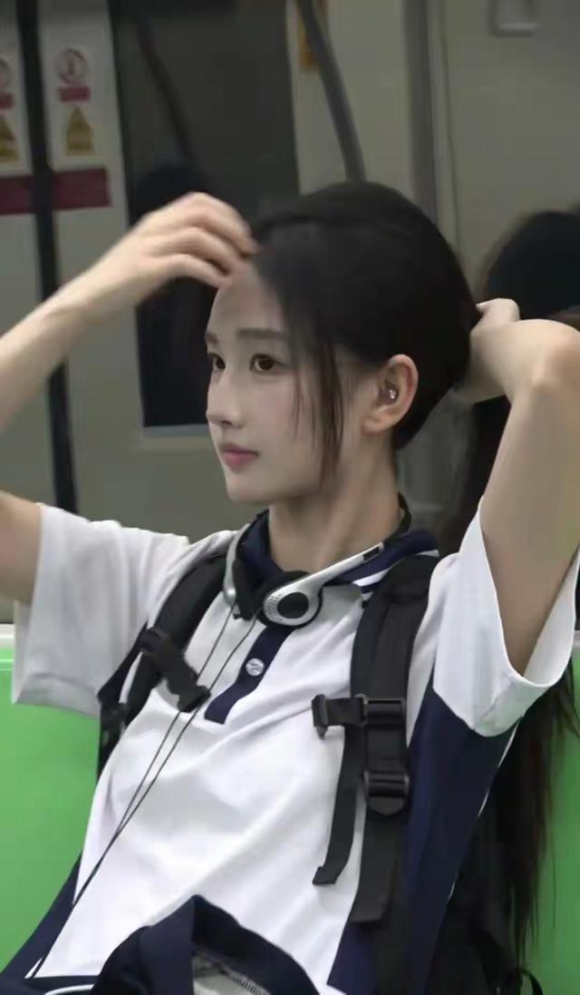 安徽大学校花黄玉瑶美貌惊艳全网，网友惊叹:蟾宫玉兔落凡尘！