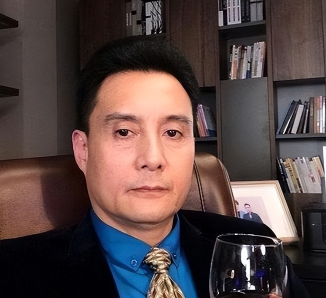 他被谢霆锋打成重伤，发妻6次流产绝情离开，如今街头卖卤肉为生