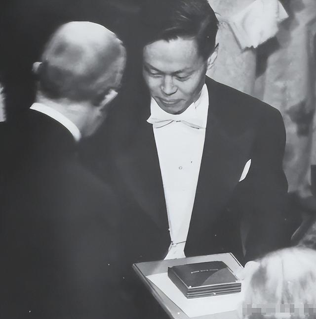 杨振宁刚去世，翁帆终于发声	，字字催泪，清华大学吊唁堂细节感人