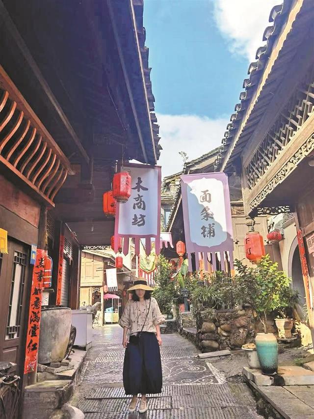 晶报特别报道 | 银发族在路上寻找自己的“诗和远方”