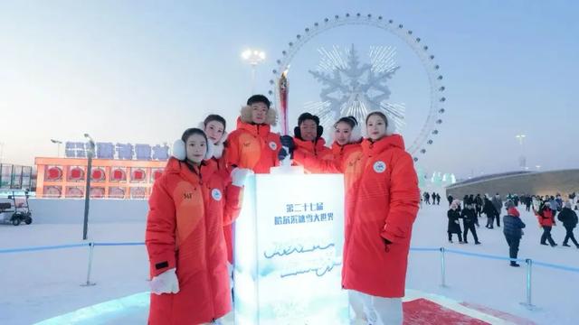 哈尔滨冰雪大世界再添新亮点 “雪韵丁香”火炬塔点亮仪式燃动冰城