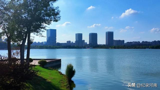 三线城市商丘市中心城区第一个人工湖日月湖堪比杭州西湖商丘分湖