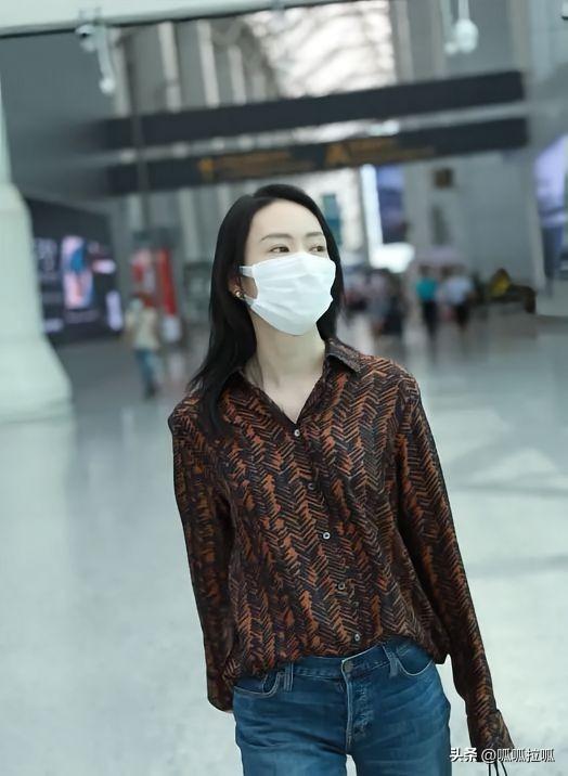 别眨眼！女星穿紧身牛仔裤狂炫身材，细腰翘臀的暴击谁顶得住