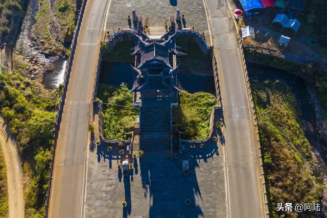 借明代古桥“洗心”悟禅，悄然感受大理鸡足山的名不虚传