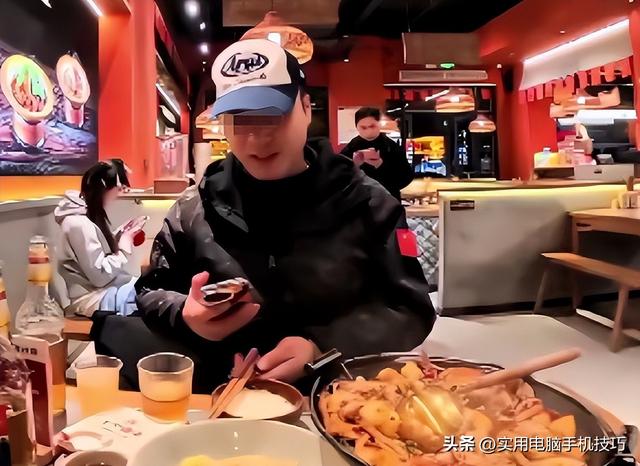 重庆摩友高速撒油后续：账号被扒是惯犯	，澄清视频翻车，警方回应