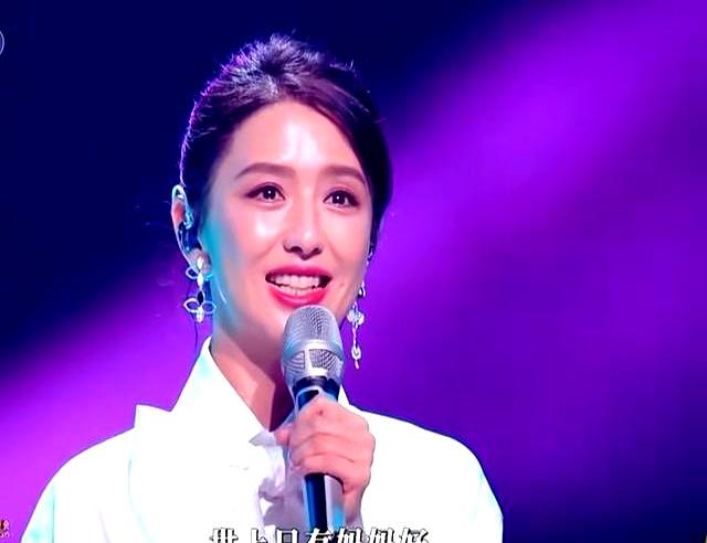 佟丽娅和儿子朵朵同台演唱《世上只有妈妈好》，小酒窝台下打Call