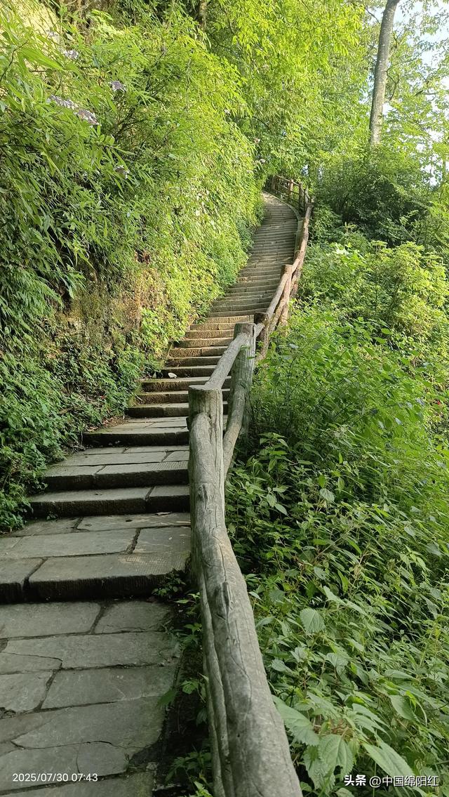 夜爬峨眉山 我花了15个小时
