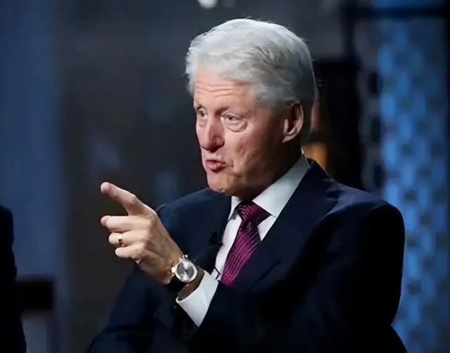 被逼到墙角后，克林顿宣战，宁可身败名裂	，也要让特朗普“陪葬”