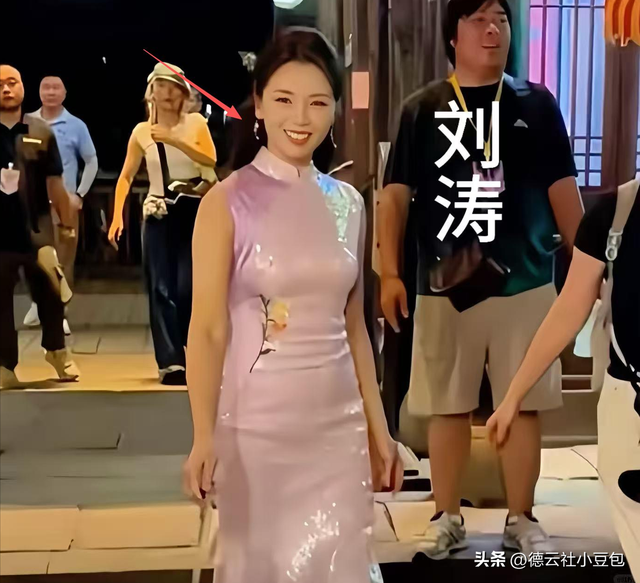 三亚冲浪李庄旗袍：刘涛47岁状态刷屏，谁还说中年不能灿烂？