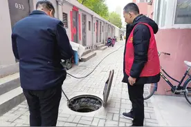 太原一小区下水管道堵塞 网格员耐心调解 居民摊钱维修图片