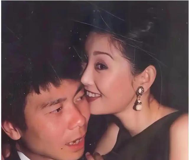 徐帆回应离婚五个月后，冯小刚再惹争议，养女徐朵竟成了导火索