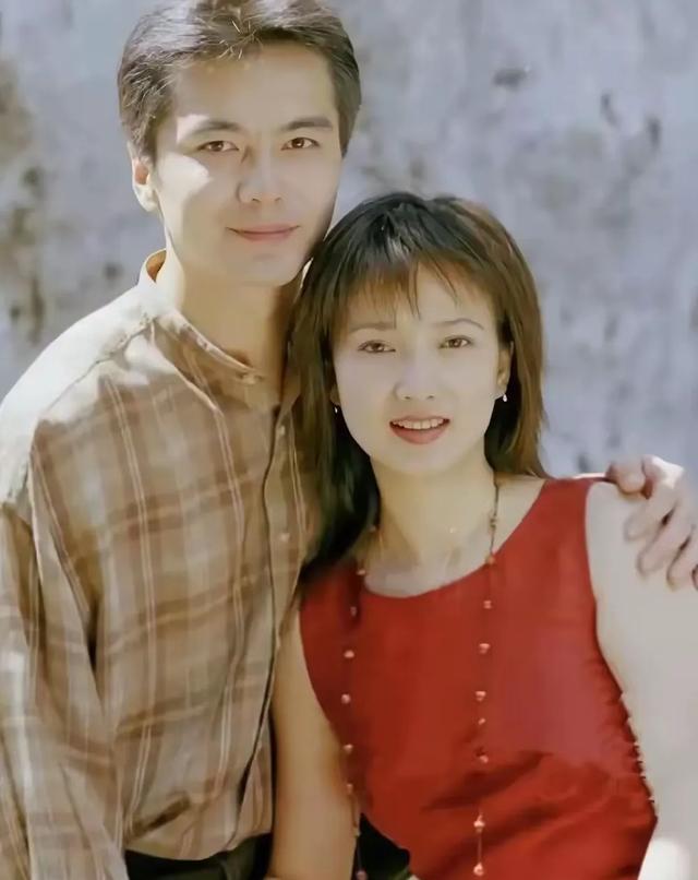 许亚军和儿子同框拍摄时尚大片，这是他和前妻何晴的孩子，叫许何