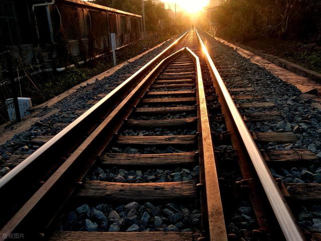 为啥火车轨道要铺设碎石子，而高铁轨道却不用铺呢？有啥科学解释
