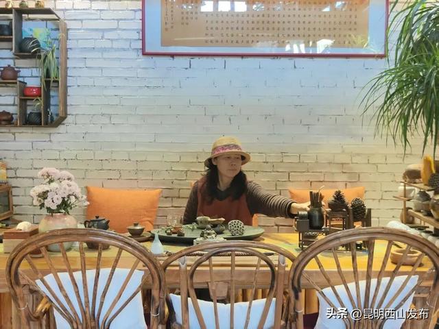 寻找旅居云南的100个人·昆明篇 | 退休后，她在昆明大墨雨村当“推荐官”