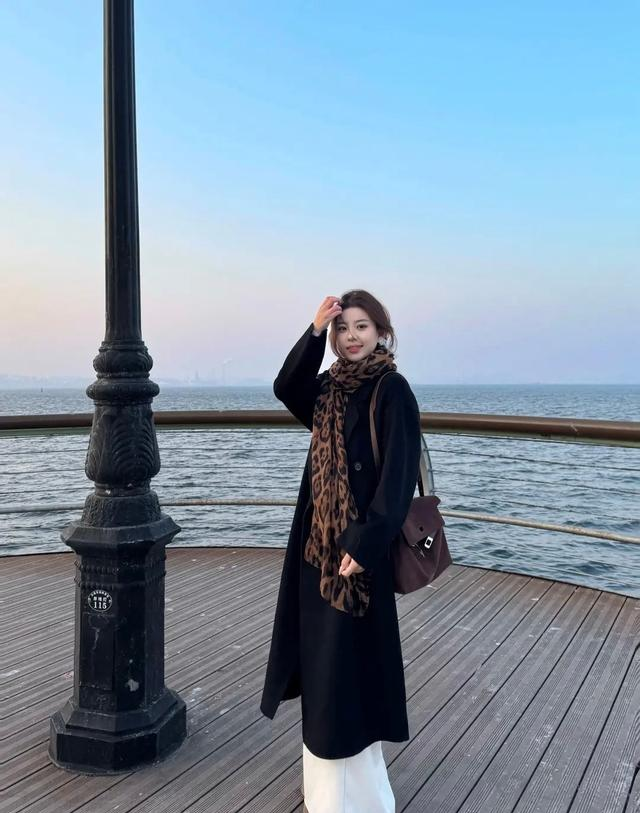 秋冬的“黑色大衣”，这样穿才够美够洋气！