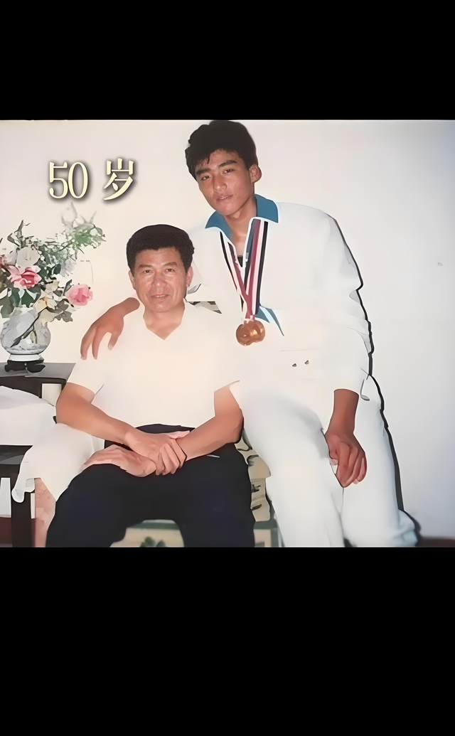 胡兵的老父亲，已89岁，年轻时一定挺帅气，生了俩儿子都气宇不凡