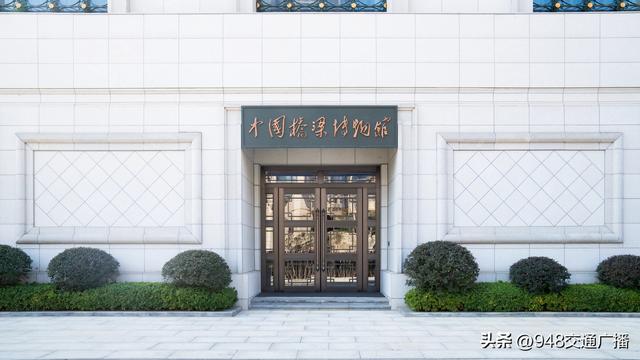 见证“天堑变通途” 武汉长江大桥通车签名丝绸亮相桥梁博物馆