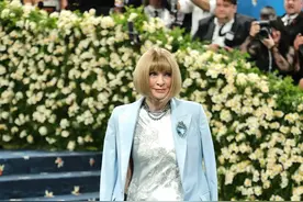 2025时尚界春晚来了！蕾哈娜挺孕肚官宣，卡戴珊穿皮裙被踩险摔图片