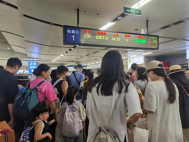 台风突袭黄金周！游客退票陷两难，旅游业“豪赌”面临终极考验