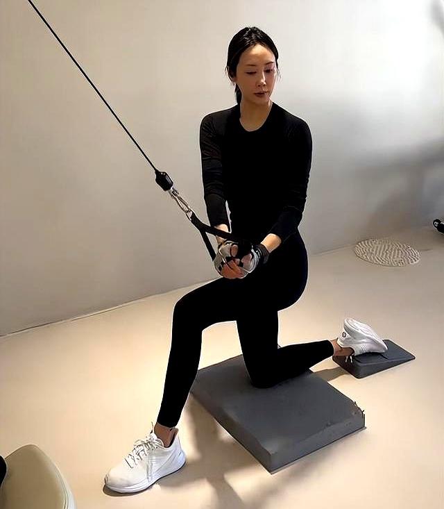 李纯婚后放纵开始还债了，健身累到大腿颤抖，带上北京爷们一起练