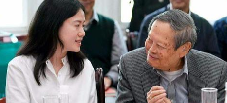 没想到，杨振宁去世后，49岁妻子翁帆，竟因一个动作实现口碑暴涨