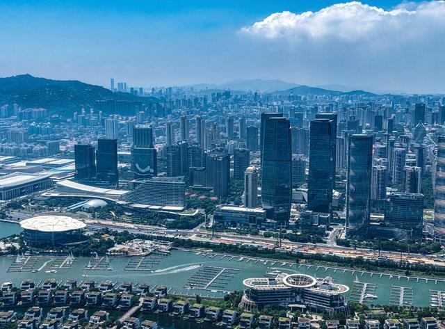 厦门拥有多项全国第一，比如翔安隧道、厦门大桥、万福万寿钟等