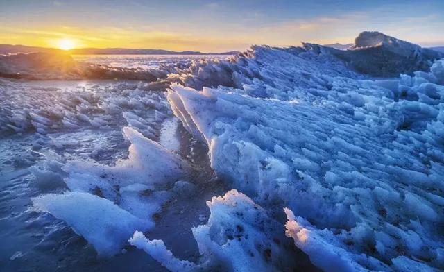 西藏冬日的冰湖仙境，堪比贝加尔湖！