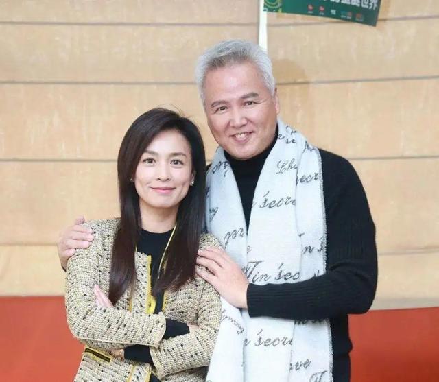 诈骗14亿，看到金条法拉利被拍卖，才懂王丽坤夫妇的生活有多奢靡