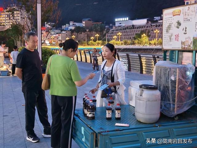 避暑胜地·康养宕昌｜夜逛宕昌：从舌尖到脚尖，游客乐不停