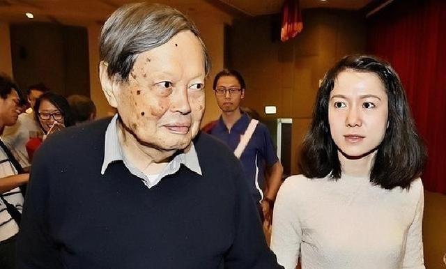杨振宁逝后1个月,翁帆迁出别墅,带走34箱物件,那是她的全部财产