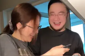 巴图带货卖出3600万，亲妈宋丹丹是他后盾，弟弟的反应耐人寻味图片