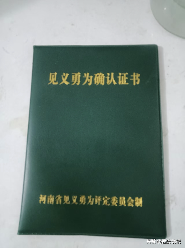 16岁少年为救落水女子不幸离世，家属：女子获救后离开现场	，未对儿子施以援手，当地拿出了11万元抚恤金