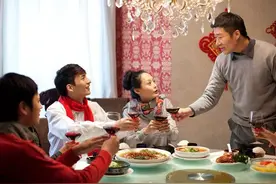 亲戚来家里做客，晚上我不让他们住家里，安排住酒店，亲戚不高兴图片