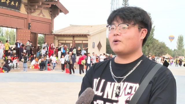国庆假期鸣沙山月牙泉客流火爆 驼队长龙 旅拍成景