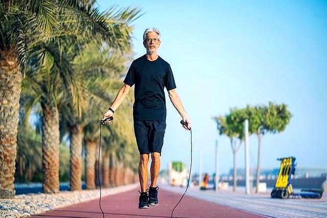医生提倡：超过55岁的中老年人，宁可多走路，也别做这4个运动