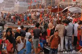 在这游泳和在化粪池有什么区别?这场面真的隔着屏幕都被恶心到了!图片