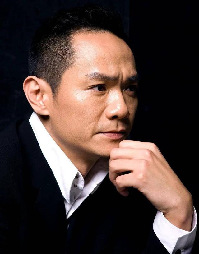 15年前，在妻子葬礼上哭到昏过去的果靖霖，如今过得怎么样了？