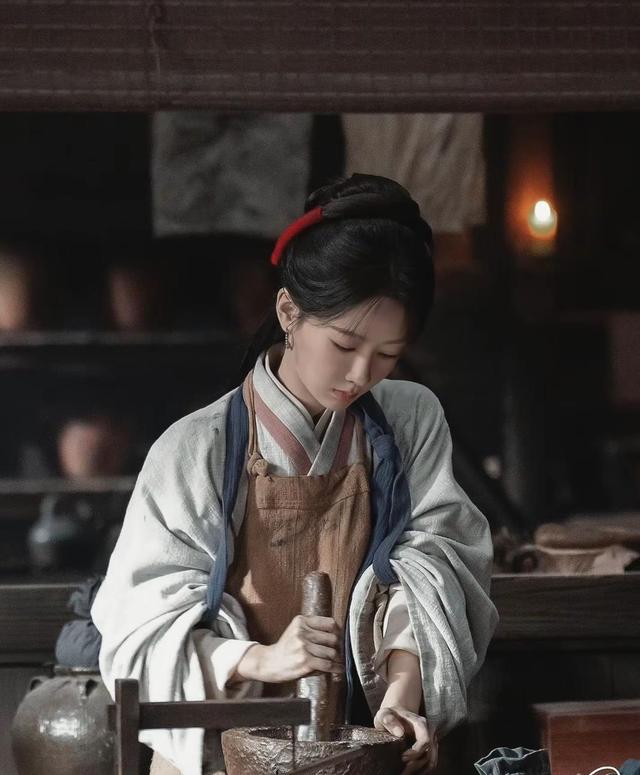 用力过猛？31岁杨紫面相变了，走上“不归路”，张艺谋的话应验了