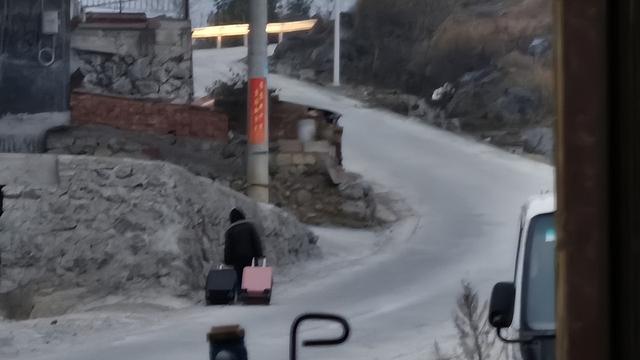 空置几年的老宅	，竟被陌生人当家！我拿证对峙，他反问：你找谁？