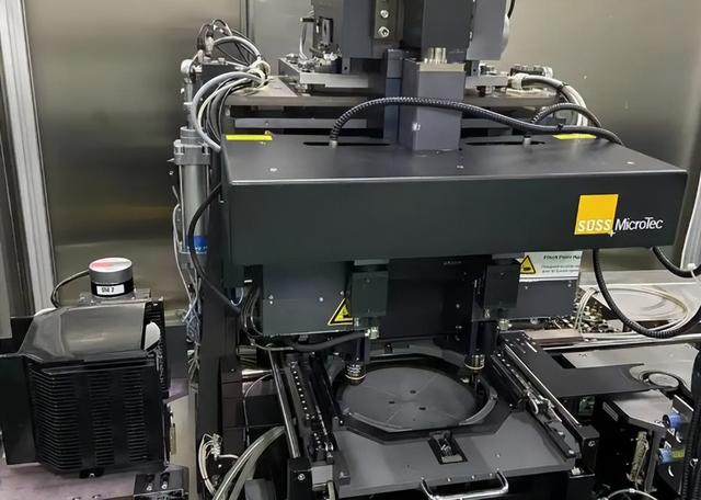 芯片出口首破万亿后，我国又关上EUV光刻机大门，黄仁勋怪华为