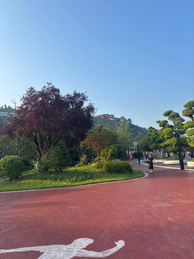 七律·游河边公园