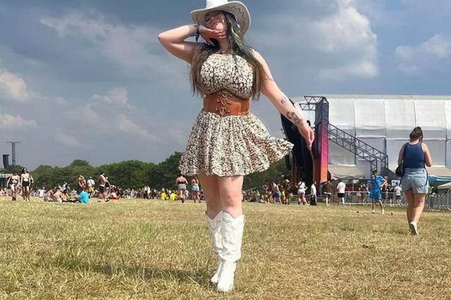 28岁女子拥有英国最大胸部	，患巨乳症持续生长，克服自卑圈粉20万